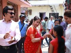 Marathi Serial :स्टार प्रवाहच्या कलाकारांची स्वारी पोहोचली मालिका घडवण्यात दिवसरात्र राबणाऱ्या तंत्रज्ञांच्या घरी!