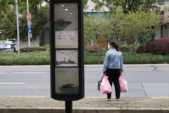 Shops are closed along the Yangpu district of Puxi in Shanghai, China. According to the news released by Shanghai, puxi area was sealed off at 3 o 'clock on April 1, nucleic acid testing has begun, and the seal will be lifted at 3 o 'clock on April 5. (Source: Getty Images)