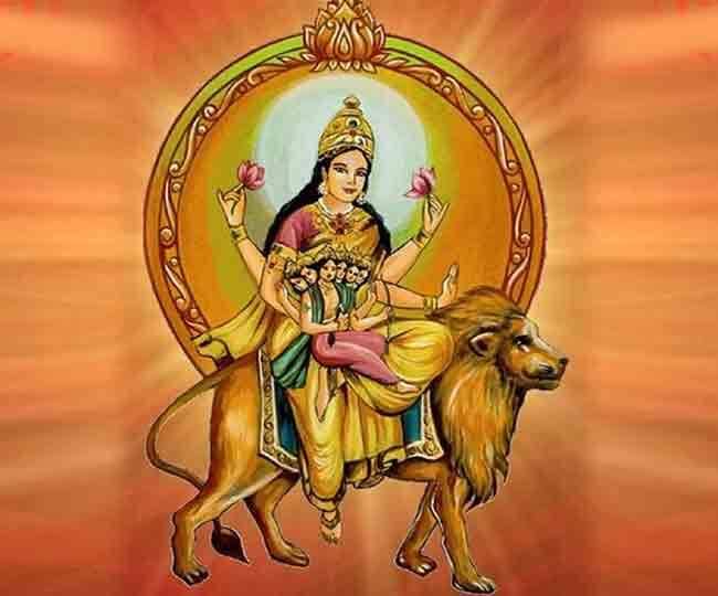 नवरात्र के पांचवें दिन मां स्कंदमाता की पूजा होती है. इस दिन ग्रे रंग का कपड़ा पहना जाता है.