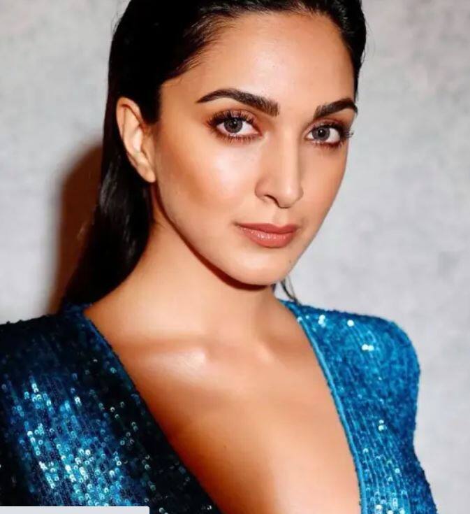 ਕੋਈ ਵੀ ਐਵਾਰਡ ਫੰਕਸ਼ਨ ਹੋਵੇ... ਅਦਾਕਾਰਾ ਕਿਆਰਾ ਅਡਵਾਨੀ ਆਪਣੇ ਫੈਸ਼ਨ ਸੈਂਸ ਲਈ ਹਮੇਸ਼ਾ ਸੁਰਖੀਆਂ 'ਚ ਰਹਿੰਦੀ ਹੈ। ਹਾਲ ਹੀ 'ਚ ਰੈੱਡ ਕਾਰਪੇਟ 'ਤੇ ਪਹੁੰਚੀ ਅਭਿਨੇਤਰੀ ਇਕ ਵਾਰ ਫਿਰ ਅਜਿਹਾ ਹੀ ਸਟਾਈਲ ਲੈ ਕੇ ਆਈ ਹੈ, ਜਿਸ ਨਾਲ ਖੂਬ ਅਤੇ ਕਲੀਨ ਬੋਲਡ ਹੋ ਸਕਦੇ ਹਨ।