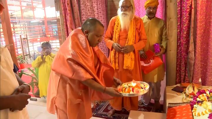 सीएम योगी आदित्यनाथ आज यानि एक अप्रैल को अयोध्या के हनुमानगढ़ी पहुंचे और वहां उन्होंने हनुमंत लला के दरबार में हाजिरी लगाई और पूजा की.