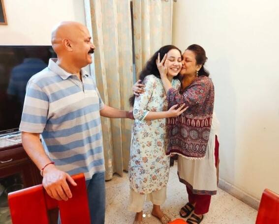 टीना दाबीने बहीण रियाने UPSC 2020 परीक्षेत 15 वा क्रमांक मिळवल्याची बातमी सोशल मीडियावर शेअर केली होती.