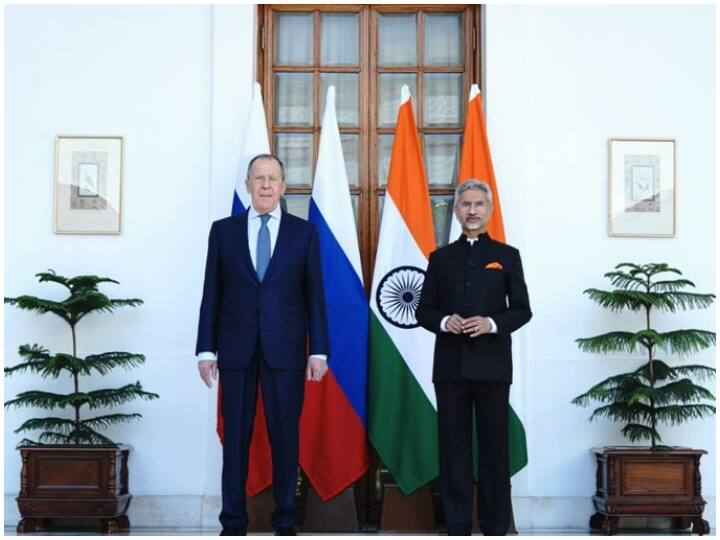 Russian Foreign Minister Sergey Lavrov on oil supply to India ready to discuss respond on Ukraine War Indian Russia Relation भारत को तेल सप्लाई करने पर रूसी विदेश मंत्री ने दिया जवाब, कहा - भारत कुछ खरीदना चाहता है तो...