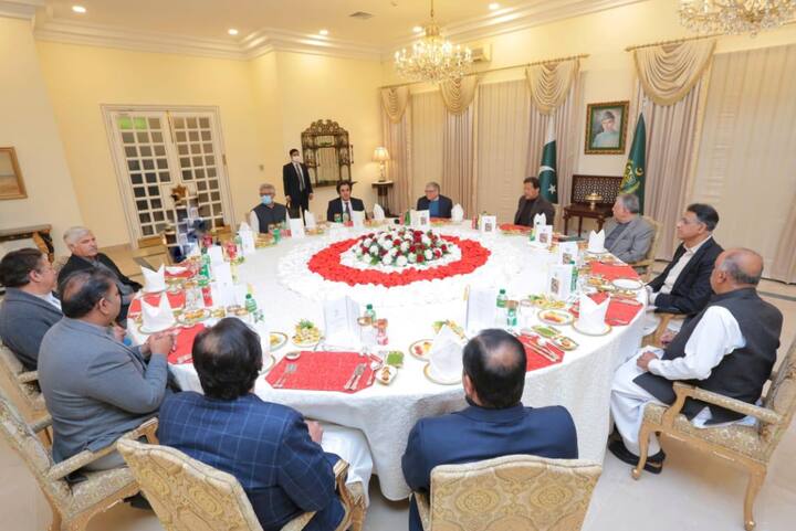 Ghost at Pakistan PM Imran Khan's luncheon with Bill Gates? Mystery resolved बिल गेट्स के साथ इमरान खान के लंच में खाली कुर्सी पर सस्पेंस, सुलझ गया तस्वीर का रहस्य