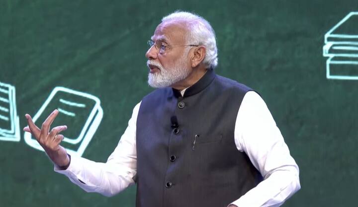 पीएम मोदी ने कहा, हर विद्यार्थी को लगता है कि मुझे याद नहीं रहता है, ये मैं भूल गया. लेकिन आप देखेंगे कि एग्जाम के समय पर अचानक ऐसी चीजें निकलने लगेंगी के आप सोचेंगे कि मैनें तो कभी इस विषय को छुआ तक नहीं था, लेकिन अचानक सवाल आ गया और मेरा जवाब भी बहुत अच्छा रहा.