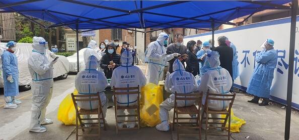 Medical workers test residents for Covid-19 in a residential block in Shanghai, China Friday, April 01, 2022. The western part of the metropolis has gone into a four-day lockdown as the authority will screen the population to curb the spread of Covid-19. (Source: Getty Images)