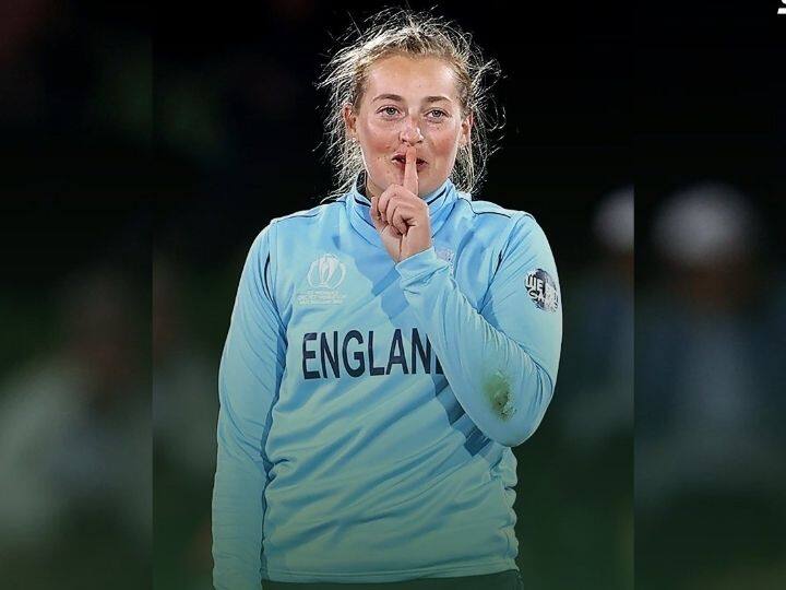 England vs South Africa ICC womens world cup sophie ecclestone and shabnim ismail clash verbally ICC Womens World Cup 2022:  इंग्लंड आणि दक्षिण आफ्रिकेच्या महिला क्रिकेटपटूंचा मैदानात राडा, शेवटी पंचाना मिटवावा लागला वाद