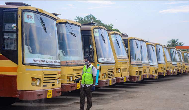 அம்பத்தூரில் அரசு பேருந்தின் கீழ் சிக்கிய மாணவியை காப்பாற்றிய சக மாணவன்... குவியும் பாராட்டு