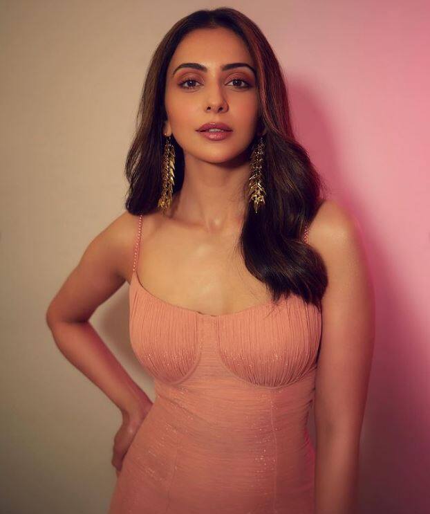 રકુલ પ્રીત સિંહે તેના ઈન્સ્ટાગ્રામ પર લેટેસ્ટ ફોટોથી ફેન્સને ઘાયલ કર્યા છે.