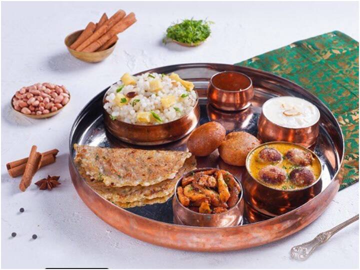 Indian Railway: नवरात्रि पर रेलवे की पहल, इस नंबर पर कॉल कर उपवास करने वाले यात्रियों को मिलेगा व्रत का आहार Railways will give falahar to passengers who keep fast in Navratri ecatering irctc co in 1323 food on track Indian Railway: नवरात्रि पर रेलवे की पहल, इस नंबर पर कॉल कर उपवास करने वाले यात्रियों को मिलेगा व्रत का आहार