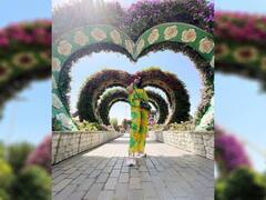 PHOTO : दुबईच्या ‘मिरॅकल गार्डन’मध्ये हिना खानची धमाल, फोटोंना दिलं खास कॅप्शन...