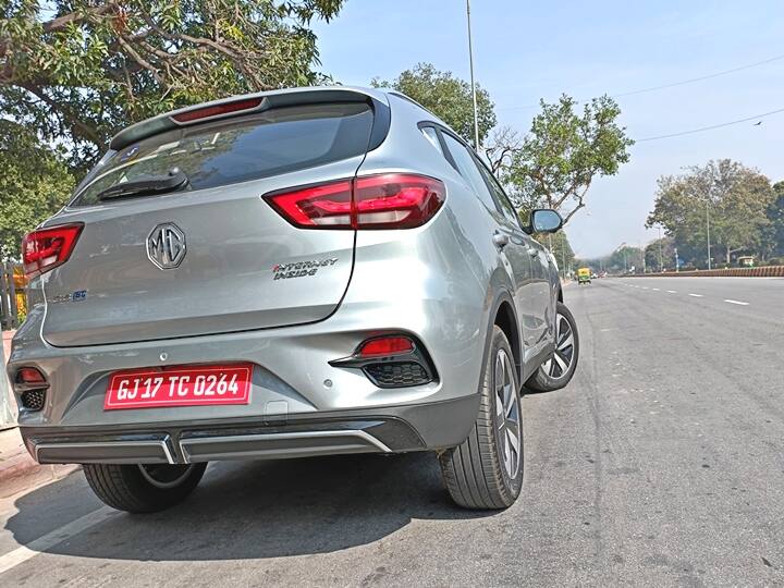 Like the Astor, the new ZS gets redesigned slimmer LED headlamps but the coloured closed grille and the new bumper makes it different looking on the road and unlike the earlier ZS, this one gets more looks as a result. Elsewhere there are new 17-inch alloys, new LED tail-lamps, and a new rear bumper as well.