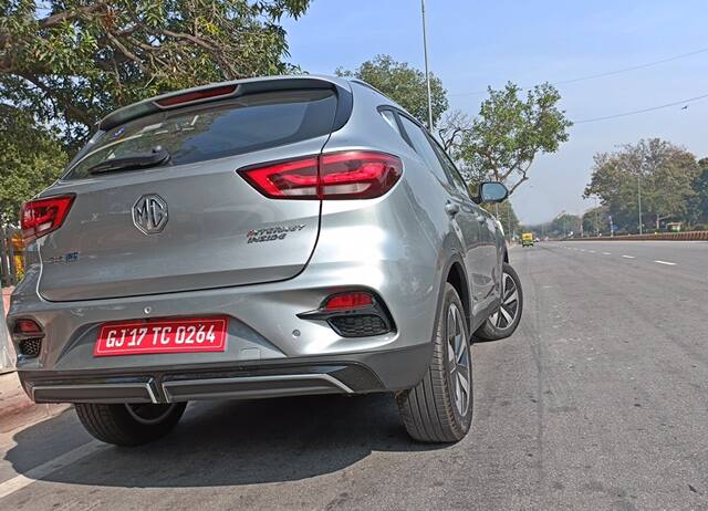 25.8 लाख रुपये की कीमत पर, ZS 50 लाख रुपये से कम की एकमात्र EV है जो शहरों में आपकी एकमात्र कार के रूप में उपयोग करने के लिए पर्याप्त रेंज प्रदान करती है. फेक्ट यह है कि इसमें लक्जरी फीचर्स हैं और एक फैमिली एसयूवी होने का अच्छा काम करती है, यह भी एक अच्छी बात है. ZS के लिए अभी कोई कंपटीटर नहीं है, लेकिन सबसे बड़ा कारक डीजल/पेट्रोल SUVs को देखने वाले और ZS के बारे में सोचने वाले कार खरीदार होंगे. ईंधन की मौजूदा कीमतों को देखते हुए, नई ZS वास्तव में एक अच्छी खरीद लग सकती है.