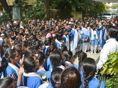 Paper Leak Case: यूपी सरकार का फैसला- स्‍ट्रांग रूम में कर्मचारियों के मोबाइल फोन ले जाने पर लगाई पाबंदी