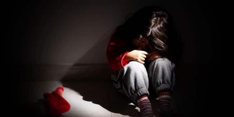 Malda Child Abuse: Cruel torture on a 4-year-old child from Malda by hanging it upside down has gone viral Malda Child Abuse: নারকীয়! উল্টো করে ঝুলিয়ে নির্মম অত্যাচার ৪ বছরের শিশুকে