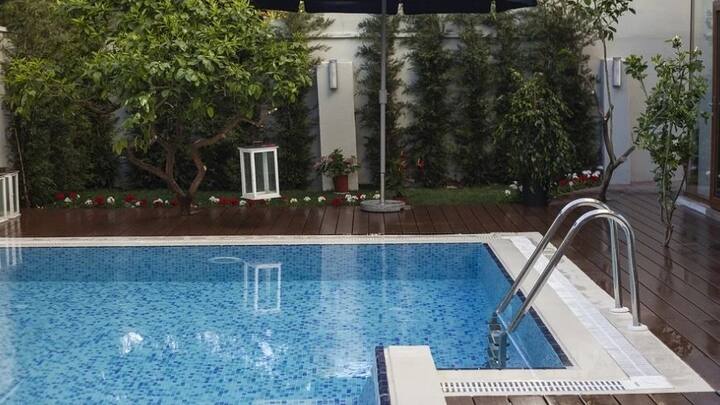 সাঁতার শেখার ক্ষেত্রে প্রথমেই গভীর জলে নামতে যাবেন না। বরং ভয় কাটানোর জন্য প্রথমে অগভীর পুকুর বা সুইমিং পুলের কিনারার দিকে নিজেকে নিয়ে যান। এতে পা মাটি ছুঁয়ে থাকবে। আবার পাশের দেওয়ালও ধরে থাকতে পারবেন। অস্বস্তি বোধ করলে যে কোনও সয় সাপোর্ট পাবেন।