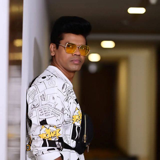 सिद्धार्थ जाधव आणि अमेय वाघ हे दोघे 'फिल्म फेअर पुरस्कार 2021' चे सूत्रसंचालन करणार आहेत. हा सोहळा तीन एप्रिल रोजी संध्याकाळी सात वाजता झी-मराठी या चॅनलवर प्रेक्षक पाहू शकतात. सिद्धार्थच्या धुराळा या चित्रपटाला प्रेक्षकांची पसंती मिळाली. या चित्रपटासाठी त्याला फिल्म फेअर मिळाला असून चित्रपटामध्ये सिद्धार्थसोबतच अमेय वाघ, सई ताम्हणकर, प्रसाद ओक आणि अंकुश चौधरी यांनी प्रमुख भूमिका साकारली आहे.(फोटो : siddharth23oct/ig)