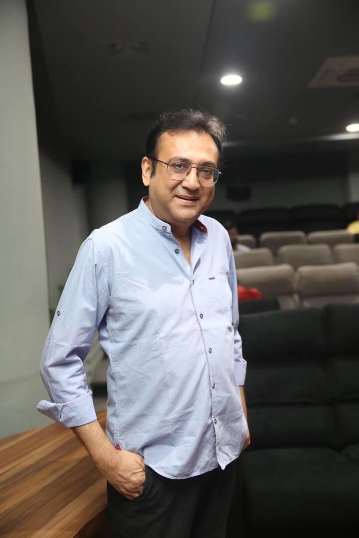 একরত্তি এক মেয়েকে হেনস্থার অভিযোগ আসে কারপুল ড্রাইভার হরিপদর বিরুদ্ধে। চাকরি থেকে সাময়িকভাবে নির্বাসিত করা হয় হরিপদকে। তারপর? ম্যাজিকে হাত ধরেই তো বন্ধুত্বের সাঁকো গড়ে উঠছিল তাঁর আর মোহরের।