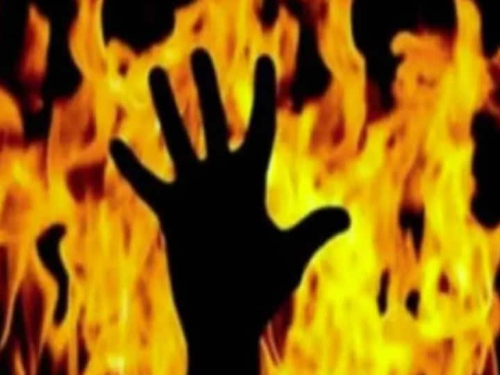 Lakhimpur Kheri Uttar Pradesh UPCL lineman commits suicide after harassed by Junior Engineer ANN Lakhimpur Kheri: बिजली विभाग के लाइनमैन ने खुद को आग लगाकर की आत्महत्या, जेई पर लगा ये गंभीर आरोप