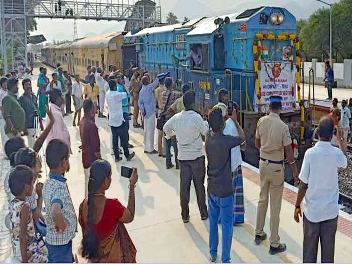 120 km between Theni and Andipatti. The test drive of the train driver at speed was conducted. தேனி - ஆண்டிப்பட்டி இடையே 120 கி.மீ. வேகத்தில் ரயிலை இயக்கி சோதனை ஓட்டம்..