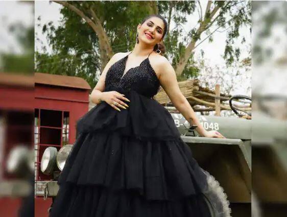 ਸਪਨਾ ਬਲੈਕ ਕਲਰ ਦੇ ਬੈਕਲੈੱਸ ਗਾਊਨ 'ਚ ਧਮਾਲ ਮਚਾਉਂਦੀ ਨਜ਼ਰ ਆ ਰਹੀ ਹੈ। ਤਸਵੀਰ ਵਿੱਚ ਉਹ ਇੱਕ ਜੀਪ ਦੇ ਕੋਲ ਖੜੀ ਪੋਜ਼ ਦੇ ਰਹੀ ਹੈ।