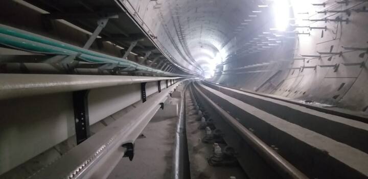 দেশের মধ্যে গভীরতম মেট্রো স্টেশন হিসেবে তৈরি হচ্ছে এই স্টেশন, যার গভীরতা ৩৩ মিটার।