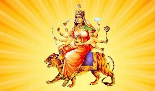 नवरात्र के चौथे दिन मां कुष्मांडा की पूजा की जाती है. इस दिन हरे रंग का कपड़ा पहनना चाहिए.