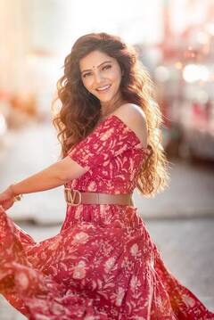 ટીવી એક્ટ્રેસ રૂબીના દિલૈકે રેડ ડ્રેસમાં કરાવ્યું ફોટોશૂટ