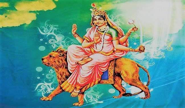 नवरात्र के छठे दिन मां कात्यनीदेवी को पूजा जाता है. इस दिन नारंगी रंग के कपड़े पहने जाते है.