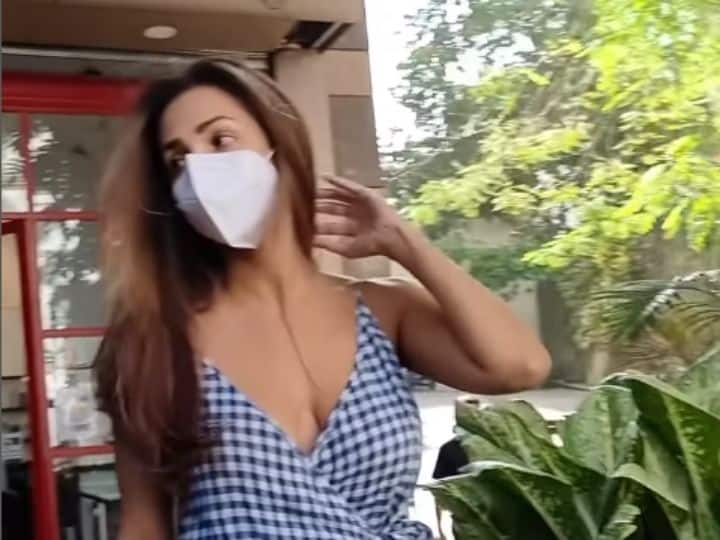 मलायका नुकतीच स्पॅगेटी स्ट्रॅप्स आणि स्नीकर्ससह गिंघम रॅप ड्रेसमध्ये दिसली आहे. मलायका अरोरा ड्रेसिंग सलूनमधून बाहेर पडतानाचा व्हिडीओ सोशल मीडियावर शेअर होताच नेटिझन्सनी तिच्या निवडीवर कमेंट करायला सुरुवात केली.