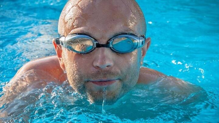 সাঁতার শেখার ক্ষেত্রে উপযুক্ত গগলস কেনা কিন্তু চাই-ই। এতে জলের নীচেও দেখতে পাবেন। গগলস চোখে সাঁতার শেখা আরও সহজ হয়ে যায় বলেও প্রচলিত।