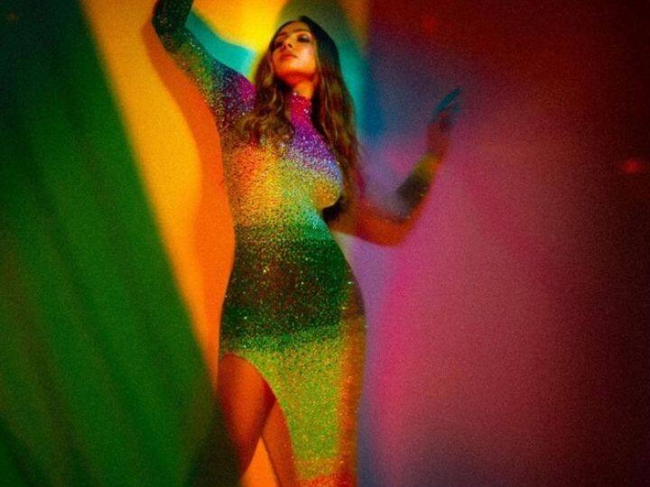 अभिनेत्री मलायका अरोराने तीव्र उष्णतेपासून वाचण्यासाठी परिपूर्ण पोशाख परिधान केला आहे. नेटिझन्सकडून तिच्या ड्रेसचे कौतुक करण्यात आले आहे.