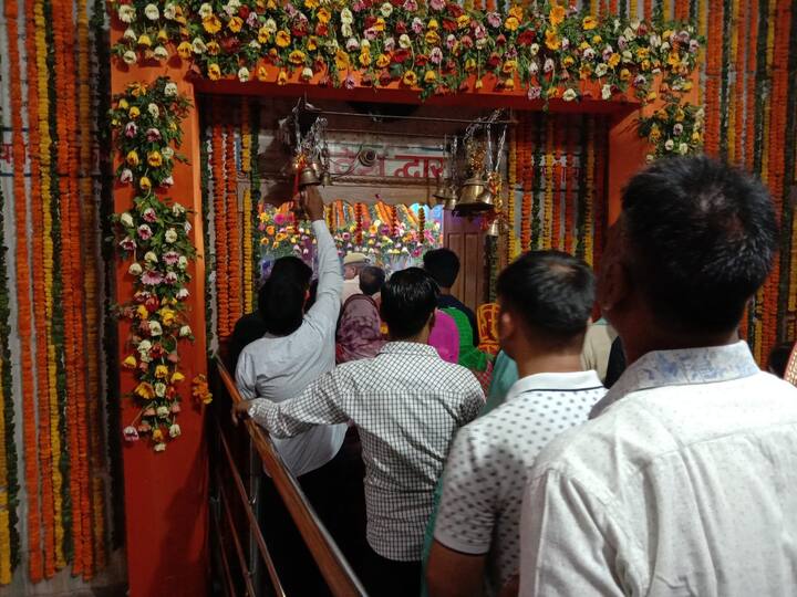 पौराणिक मान्यताओं के मुताबिक नवरात्र के मौके पर इस शक्तिपीठ में सच्चे मन से जो भी कामना की जाती है उसे देवी मां जरूर पूरा करती हैं. देवी मां के दरबार से कोई भी खाली हाथ नहीं जाता. यहां पूरे नौ दिनों तक अलग-अलग स्वरूपों में मां का मनोहारी श्रृंगार किया जाता है.