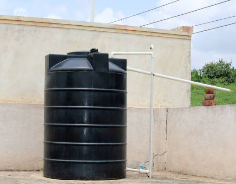 Vastu Tips: Know the right direction of water tank keeping at home check details Vastu Tips: ઘરની છત પર મૂકેલી પાણીની ટાંકી પણ ભાગ્યમાં બને છે નડતરરૂપ, જાણો તેને રાખવાની યોગ્ય દિશા