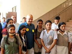 दिल्ली के स्कूलों में 2 साल बाद हुई मेगा PTM, शिक्षा मंत्री मनीष सिसोदिया ने बच्चों और पेरेंट्स से की खास बातचीत