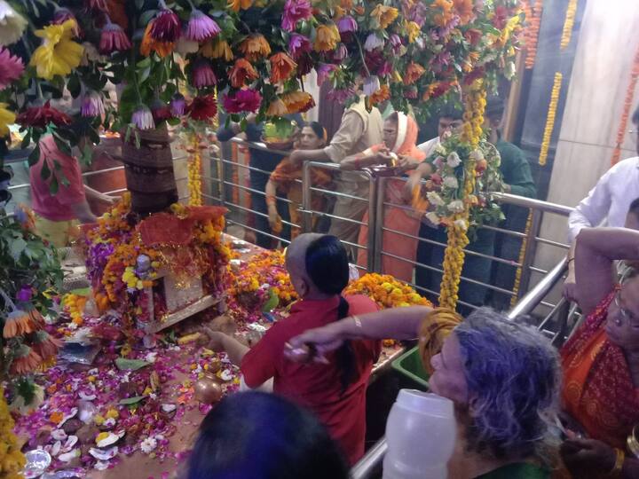 इस शक्तिपीठ की कथा स्कंद पुराण से जुड़ी हुई है. स्कंद पुराण के मुताबिक भगवान शिव ने जब सती के शरीर के टुकड़े किए थे तो उनके दाहिने हाथ की छोटी उंगली प्रयागराज में संगम किनारे इसी जगह गिरकर अलोप यानी अदृश्य हो गई थी. उस वक्त यहां एक कुंड हुआ करता था. सती की उंगली इसी कुंड में गिरकर अलोप यानी अदृश्य हो गई थी. इसी वजह से इस शक्तिपीठ को अलोप शंकरी नाम दिया गया है.