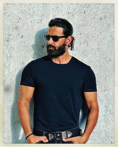 Hrithik roshan : લાંબી દાઢી અને ડેશિંગ લૂક, ઋત્વિકે ઓલબ્લેક અવતારમાં કરાવ્યું દમદાર ફોટોશૂટ, જુઓ Photos