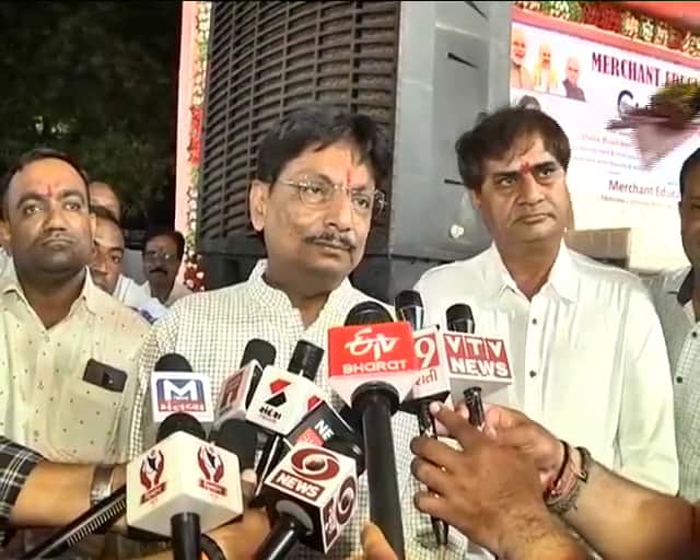 Mask rule : Gujarat Health Minister Rushikesh Patel claim people self free from mask 'નાગરિકોએ જાતે જ માસ્કથી મુક્તિ મેળવી લીધી છે', માસ્ક મુદ્દે આરોગ્યમંત્રીનો દાવો