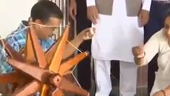 Mission Gujarat पर Arvind Kejriwal, Bhagwant Mann के साथ चलाया चरखा