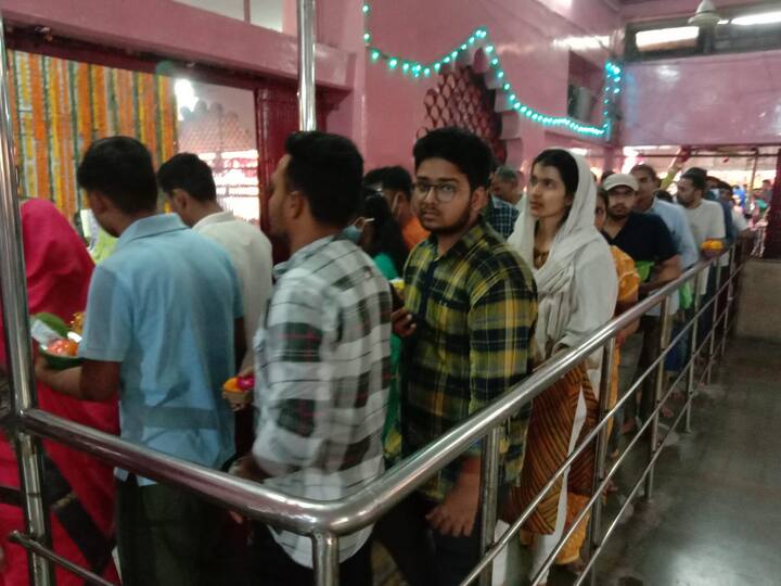 शक्तिपीठ अलोप शंकरी में तो श्रद्धालुओं की इतनी भीड़ उमड़ी हुई है कि वहां तिल रखने तक की जगह नहीं है. मंदिर परिसर के साथ ही बाहर सड़क तक श्रद्धालुओं की लंबी लाइन लगी हुई है.अलोप शंकरी ऐसी शक्तिपीठ है जहां देवी मां की कोई मूर्ति नहीं और यहां श्रद्धालु सिर्फ एक पालने का दर्शन कर उसकी पूजा अर्चना करते हैं.