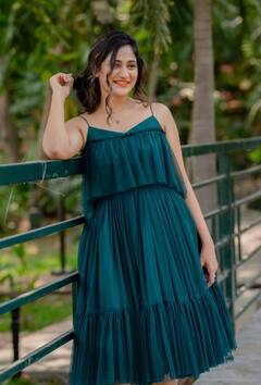 Actress losliya : பச்சை வண்ண உடையில் பாசாங்கு செய்யும் லாஸ்லியா... லேட்டஸ்ட் க்ளிக்ஸ்!