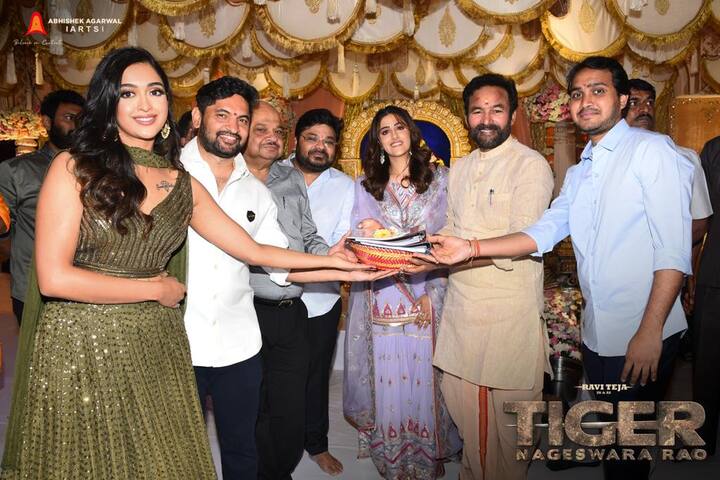 కేంద్రమంత్రి కిషన్ రెడ్డి 'టైగర్ నాగేశ్వరరావు' ప్రారంభోత్సవానికి అటెండ్ అయ్యారు. ఆయన చేతుల మీదుగా స్క్రిప్ట్ అందుకుంటున్న యూనిట్ సభ్యులు