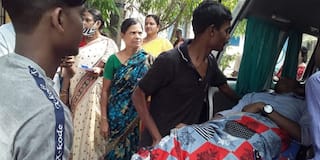 Hooghly: পায়ে প্লাস্টার নিয়ে অ্যাম্বুলেন্সেই পরীক্ষা দিতে গেল উচ্চ মাধ্যমিক পরীক্ষার্থী