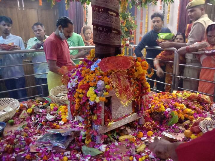 नवरात्र के पहले दिन आज प्रयागराज में शक्तिपीठ अलोप शंकरी समय समेत तमाम दूसरे देवी मंदिरों में भक्तों की भारी भीड़ उमड़ी हुई है. श्रद्धालु देवी मां को चुनरी,नारियल व श्रृंगार की दूसरी सामग्रियां चढ़ाकर उनका दर्शन कर रहे हैं. उनसे आशीर्वाद ले रहे हैं.