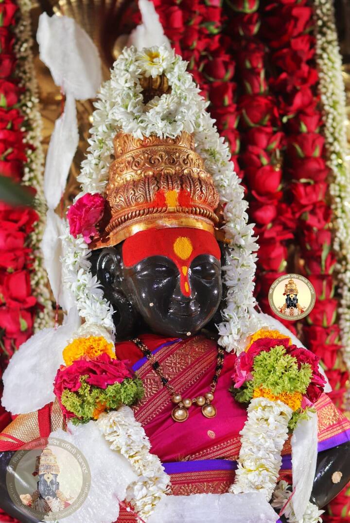 या निमित्त विठ्ठल मंदिरात फळे आणि फुलांची आकर्षक सजावट करण्यात आली आहे. तसेच फुलांची उधळण करत विठ्ठल भक्तांचे स्वागत करण्यात आलं आहे. 