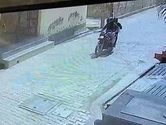 Ghaziabad News: गाजियाबाद में दिनदहाड़े बैंक में लूट, बाइक से आए बदमाशों ने हथियार के बल पर लूटे लाखों रूपये