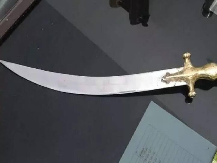 Pune Crime news Swords ordered by courier in Pune; Two swords seized from Swargate police Pune Crime : पुण्यात कुरिअरनं मागवल्या तलवारी;  स्वारगेट पोलिसांकडून दोन तलवारी जप्त