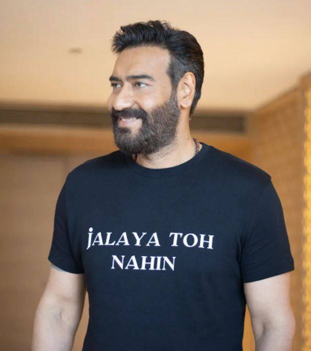 ਅਜੇ ਦੇਵਗਨ ਨੇ ਇਨ੍ਹਾਂ ਦੋਵਾਂ ਫਿਲਮਾਂ ਲਈ ਮੋਟੀ ਰਕਮ ਲਈ ਹੈ ਪਰ ਕੀ ਤੁਸੀਂ ਜਾਣਦੇ ਹੋ ਕਿ ਅਜੇ ਦੇਵਗਨ ਦੀ ਨੈੱਟਵਰਥ ਕਿੰਨੀ ਹੈ? ਜਾਂ ਉਹ ਫਿਲਮ ਤੋਂ ਕਿੰਨੀ ਕਮਾਈ ਕਰਦਾ ਹੈ? ਇਸ ਤੋਂ ਇਲਾਵਾ ਉਸਦਾ ਘਰ ਅਤੇ ਕਾਰ ਕਲੈਕਸ਼ਨ ਕਿਹੋ ਜਿਹਾ ਹੈ? ਆਓ ਜਾਣਦੇ ਹਾਂ ਅਜੇ ਦੇਵਗਨ ਦੀ ਕੁੱਲ ਜਾਇਦਾਦ ਕਿੰਨੀ ਹੈ ਅਤੇ ਉਹ ਕਿਸ ਤਰ੍ਹਾਂ ਦੀ ਲਾਈਫਸਟਾਈਲ ਜੀਉਂਦੇ ਹਨ?