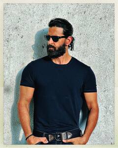 लंबी दाढ़ी, डैशिंग लुक, ऋतिक रोशन ने ऑल ब्लैक अवतार में करवाया दमदार फोटोशूट