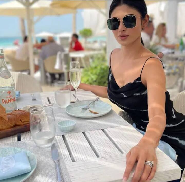 ਗਰਮੀਆਂ ਦੀਆਂ ਛੁੱਟੀਆਂ ਦੇ ਮੂਡ 'ਚ ਨਜ਼ਰ ਆ ਰਹੀ ਬਾਲੀਵੁੱਡ ਅਤੇ ਟੀਵੀ ਦੀ ਖੂਬਸੂਰਤ ਅਦਾਕਾਰਾ ਮੌਨੀ ਰਾਏ ਇਨ੍ਹੀਂ ਦਿਨੀਂ ਲਾਈਮਲਾਈਟ 'ਚ ਹੈ।